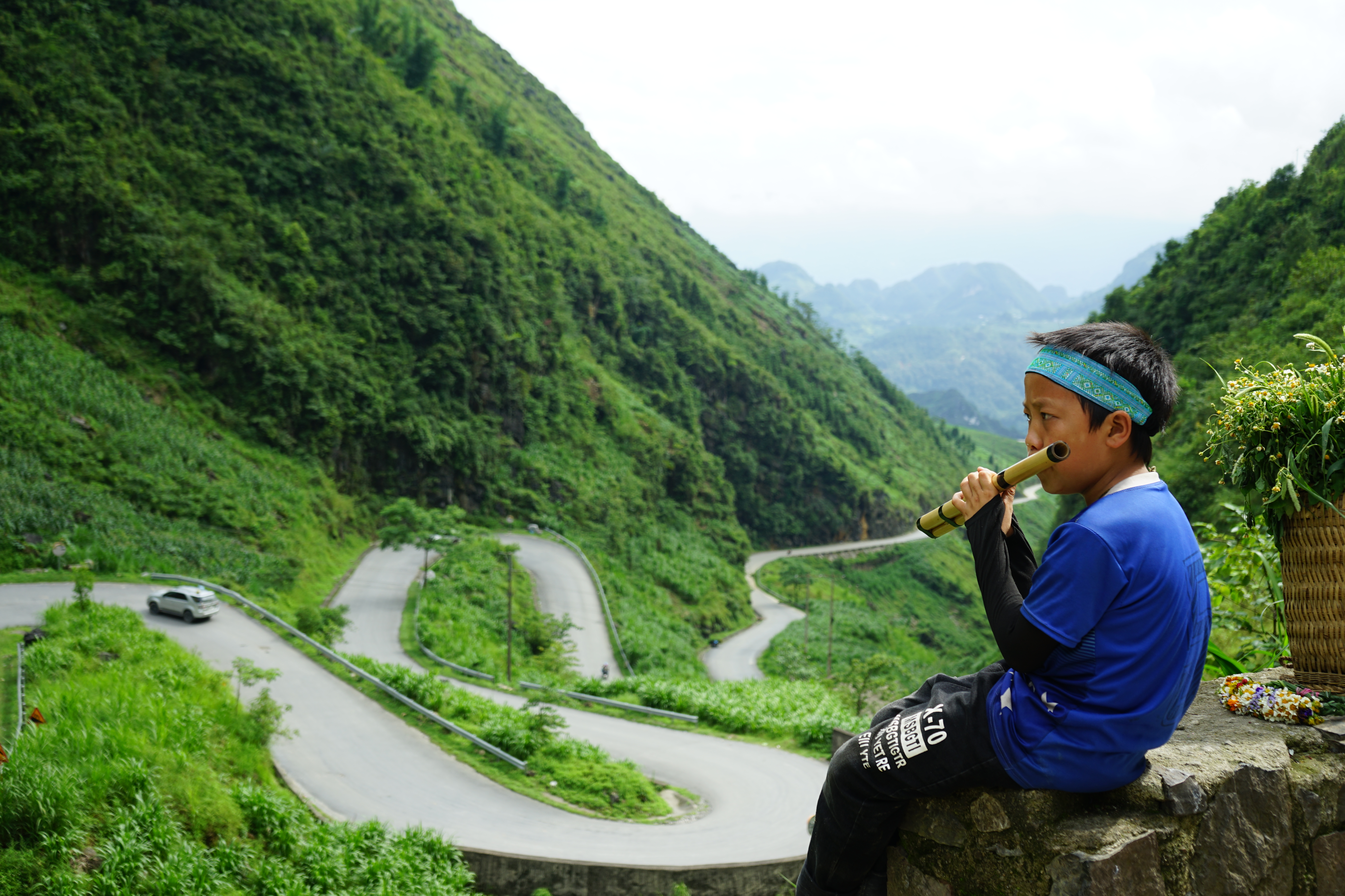 Play Flute with Child in Tham ma Pass